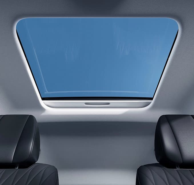 Lepas L4 interior — Second-row privacy curtain & coat hanger (1)