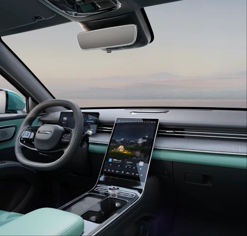 Lepas L8 interior — 13.2-inch central LCD display (2)